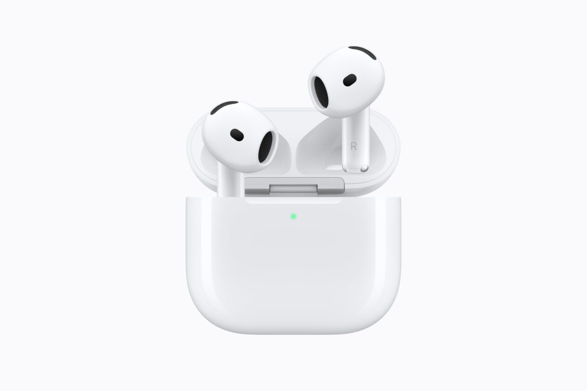 AirPods 5 brancos apoiados sobre o estojo de recarga aberto.
