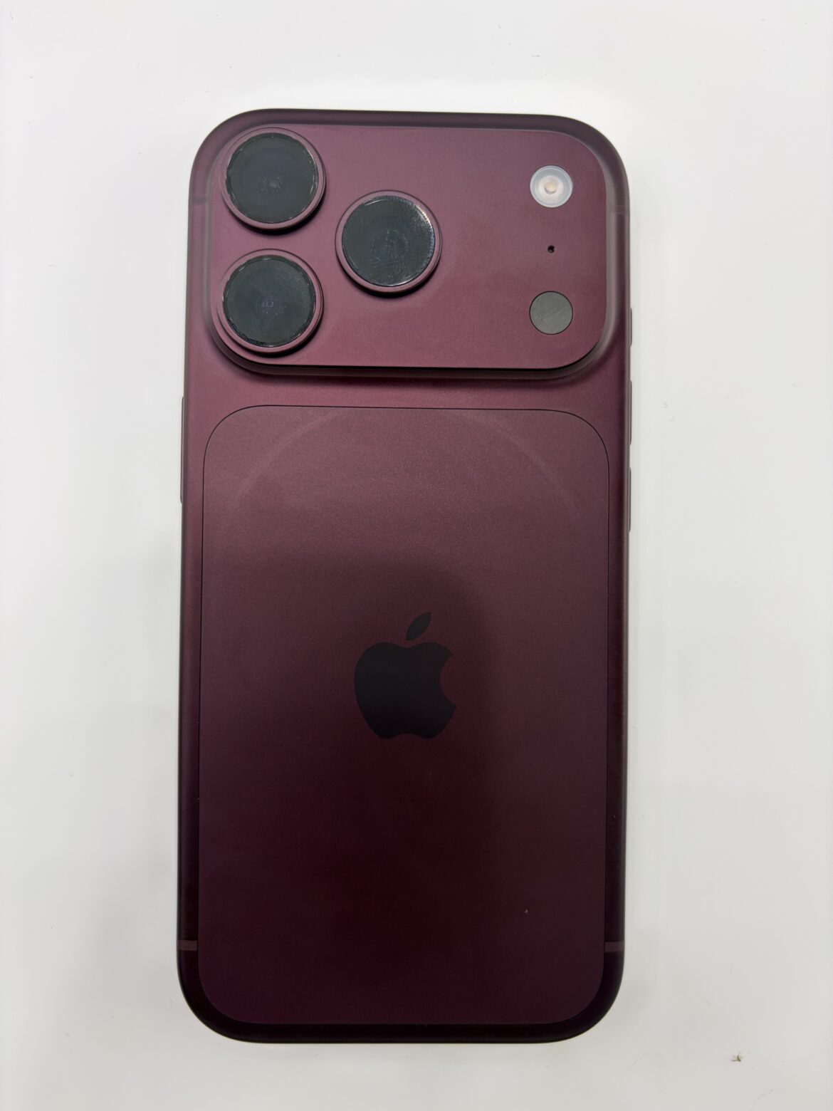 Traseira do iPhone 18 Pro Max bordô mostrando as três câmeras.