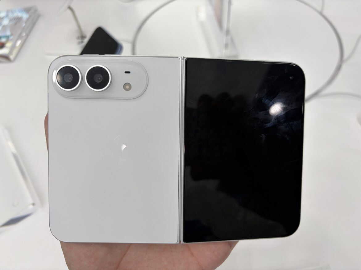 iPhone Duo aberto mostrando a dobradiça, as câmeras e a tela interna.